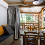 Séjour donnant sur grande terrasse couverte